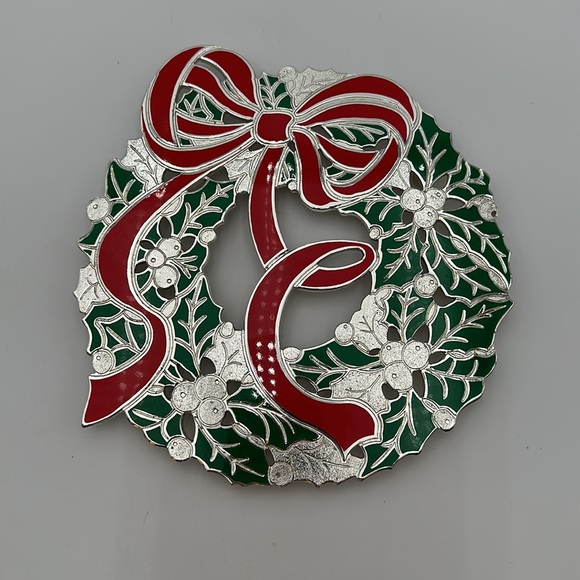 vintage christmas holly wreath metal trivet with red bow - Picture 6 of 16